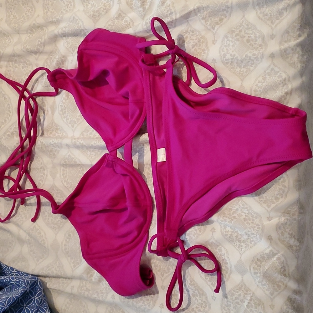 Miss Mandalay Bay, hot pink bikini, U.K. 30GG